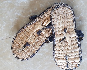 Fournisseur en gros de sandales et claquettes artisanales en jacinthe d'eau pour femmes, style coquillage, décontractées, pour la plage et l'hôtel, du Vietnam - Product Image 3