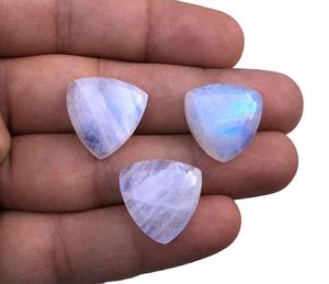 Cabujones de piedra lunar arcoíris de Fuego Azul con forma de trillón suave de alta calidad genuina 3 piezas cuentas de piedras preciosas sueltas blancas - Product Image 1