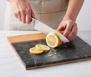 Tabla de cortar cuadrada de mármol negro con mango de madera y orificio para colgar para preparación en la cocina - Product Image 4