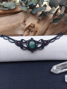 Brazalete Vintage con Baño de Plata Negra, Piedra Ovalada de Jade y Detalles Rojos, Joyería de Aleación, Diseño Unisex - Product Image 3