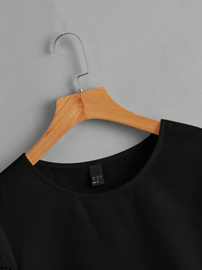 Blusa Negra Elegante con Bordado Floral Cortado a Láser, Manga Corta con Ojales, Cuello Redondo, Estilo Veraniego con Tachuelas, Blusas de Oficina para Mujer - Product Image 5
