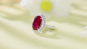 Bague de cocktail de luxe pour femme avec rubis taille ovale et design floral en diamant, sertie de griffes en argent 925 - Product Image 2