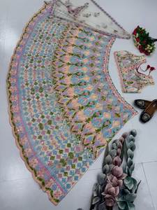 L'art de concevoir des lehenga choli de luxe en tissu résille doux et lourd, aux designs colorés et tendance, pour les achats en gros. - Product Image 5