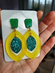 Boucles d'oreilles tendance en résine, vert jaune turquoise, motif découpé scintillant, bijoux en plastique, coffret cadeau - Product Image 3