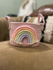 Cesta de macramé con diseño de arcoíris, ideal para la habitación de los niños, para guardar objetos y como regalo, con un diseño colorido y divertido, procedente de la India. - Product Image 4