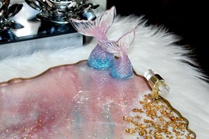 Plateau en résine sirène fait main : Plateau de vanité géode rose avec poignées dorées - Product Image 4