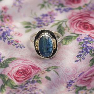 Anillo de Cianita Azul con Bola de Latón Plateado en Oro Rosa y Oro Amarillo, Joyería Artesanal con Gema Ovalada, Regalo - Product Image 6