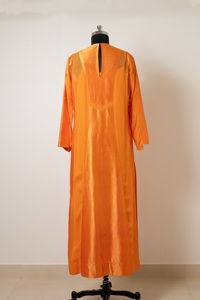 Robe de soirée longue pour femme, de créateur, avec col haut et accent de superposition structurée, fabriquée par un fabricant indien - Product Image 3