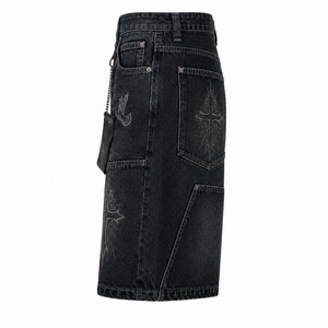 กางเกงยีนส์ขาสั้นผู้ชาย 88 Club Denim Jorts สีดำฟอกทรงหลวมสไตล์ฮิปฮอปสตรีทแวร์ พร้อมลายปักกางเขนแบบกอธิค ลายกราฟิกนกพิราบ และดีเทลโซ่ - Product Image 4