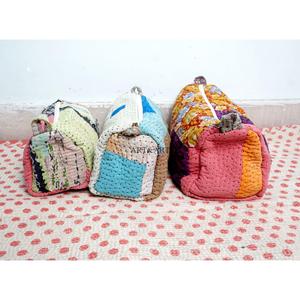 Magnifique ensemble de 3 trousses de toilette matelassées à imprimé floral Kantha vintage pour femmes, pour voyages et rangement de cosmétiques - Product Image 2