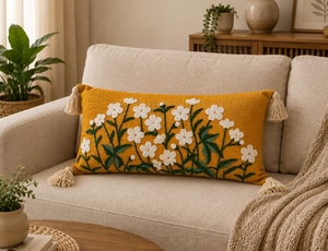 Coussin lombaire personnalisé fait main en coton, broderie florale moutarde, style bohème, fleur blanche tuftée, coussin d'appoint long avec pompons - Product Image 1
