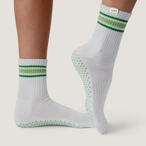 Chaussettes blanches à rayures vertes avec semelle antidérapante pour femme, style tricoté classique, idéales pour le quotidien et le Pilates. - Product Image 2