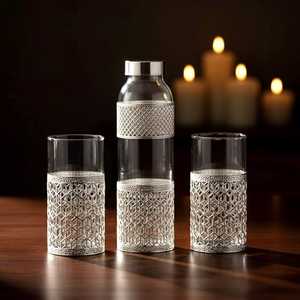 Bouteille d'eau en verre vintage personnalisée avec couvercle pour la consommation à la maison, au bureau et en extérieur - Product Image 1