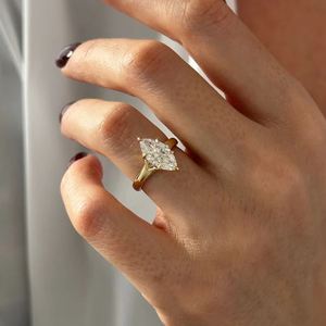 Anillo de Compromiso y Boda con Diamante Cultivado en Laboratorio de Corte Marquesa de 1.0 Quilates, Chapado en Oro de 14K, Joyería de Lujo para Mujer - Product Image 1