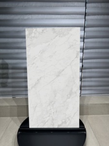 Carreaux de céramique CARRARA ABISSO BIANCO fabriqués en Inde, finition polie mate, revêtement mural et de sol de luxe, disponibles à la vente - Product Image 5
