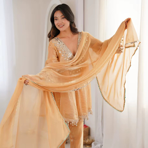 Salwar Kameez indien pakistanais en soie, avec broderies miroir et patchwork, idéal pour les fêtes, les mariages et les occasions décontractées. - Product Image 1