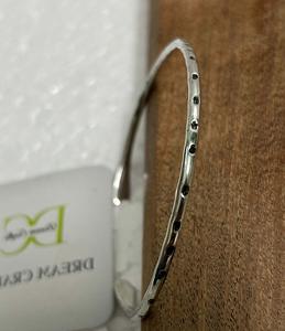 Brazalete Abierto Ajustable Ligero de Latón Plateado Hecho a Mano con Diseño de Mantra Antiguo para Niñas y Mujeres - Product Image 3