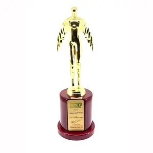Trofeo con figura humana alada, acabado dorado y base de madera para reconocimiento de liderazgo en eventos corporativos - Product Image 2