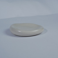 Assiette de service artisanale en grès céramique émaillé abstrait de 19,5 cm, durable, écologique, compatible lave-vaisselle, pour restaurants et hôtels (vente en gros)