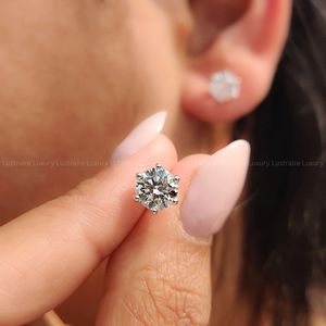 ต่างหูเพชรทรงกลมเพาะเลี้ยงในห้องปฏิบัติการ ประดับด้วยทองคำ 18K ดีไซน์สวยงาม ประณีต เหมาะสำหรับผู้หญิง เป็นเครื่องประดับที่มีสไตล์ - Product Image 6
