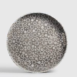 Bandeja redonda artesanal con incrustaciones de nácar, diseño de mosaico circular de conchas, borde elevado y asas laterales para mesa. - Product Image 2