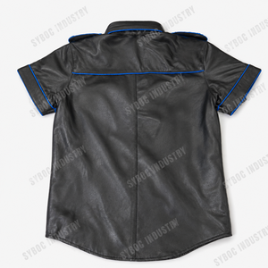 เสื้อเชิ้ตหนังสีดำสำหรับผู้ชาย แต่งแถบสีน้ำเงินที่ไหล่ ซิปด้านหน้า มีกระเป๋าแบบมีฝาปิดที่อก แขนสั้น - Product Image 3
