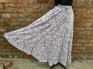 กระโปรงแม็กซี่สไตล์โบฮีเมียนสำหรับผู้หญิง ผ้าฝ้ายพิมพ์ลายบล็อก งานแฮนด์เมด ดีไซน์แบบจีปซี ทรงหลายชั้น เอวยางยืด ระบายอากาศได้ดี - Product Image 4