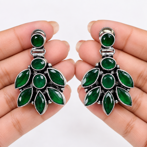 Boucles d'oreilles pendantes fantaisie en argent oxydé avec pierres multicolores et motifs floraux en forme de feuille, vente en gros - Product Image 4