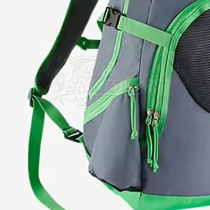 Mochila de fútbol versátil y protectora para todo tipo de clima con red integrada para balón, ideal para actividades deportivas al aire libre. - Product Image 4