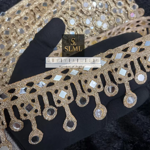 Dentelle en filet Zari dorée de créateur avec travail miroir pour la décoration de sari, lehenga, blouse et vêtements de mariée - Product Image 1