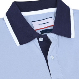 Polo Azul Claro para Hombre con Cuello en Contraste Azul Marino y Ribete Blanco, Corte Regular, Informal, de Punto, de Algodón, Manga Corta - Product Image 2