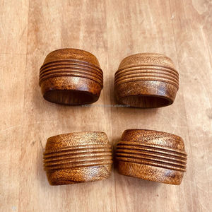 Rond de serviette en bois naturel fait à la main pour les célébrations de mariage de fête de vacances de style ferme - Product Image 2