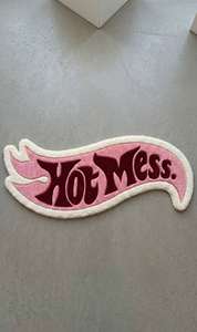 Alfombra de área premium con tipografía Hot Mess, hecha a mano, diseño de letras en rosa y rojo, para sala de estar y dormitorio - Product Image 4