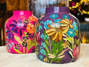 Vase rond en céramique Linea Exports Inc. avec motif floral violet, finition brillante, style bohème fait main, décoration de table - Product Image 4