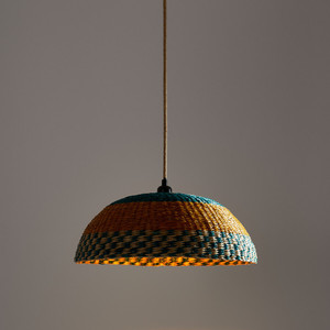 โคมไฟระย้าทรงกลมหลากสีสันที่ถักจากหญ้าทะเล เหมาะสำหรับตกแต่งห้องนั่งเล่นและโต๊ะอาหาร - Product Image 5