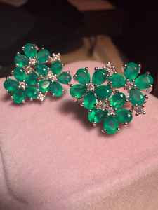 Boucles d'oreilles clous florales en spinelle émeraude et moissanite, dos en argent sterling 925, bijoux fins de luxe pour femme - Product Image 6