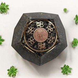 Pyramide d'orgonite sept chakras faite à la main, pyramide de méditation et de guérison en provenance d'Inde - Product Image 4