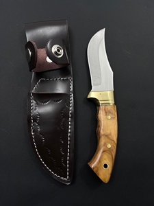 Couteau de chasse et de survie Jexa 4116 en acier inoxydable à lame fixe, bord partiellement dentelé, avec manche en bois d'olivier et étui en cuir - Product Image 2