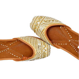Chaussures Khussa élégantes pour femmes, pour mariage ou fête, fabriquées à la main au Pakistan, avec broderie de perles et de pierres. - Product Image 5