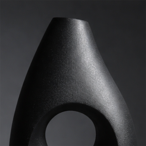 Impresionante Florero de Metal Negro Mate con un Diseño Escultural Abstracto y Central Hueco para Decoración Interior Moderna - Product Image 2