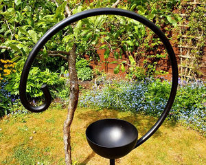 เครื่องป้อนนกพิราบสไตล์ราชวงศ์ในโลหะหล่อสีดำที่สมบูรณ์แบบสำหรับเมล็ดพันธุ์ที่ไม่ซ้ำกันแขวนในอุปกรณ์เสริมในสวน - Product Image 2