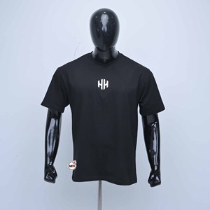 Camiseta de Algodón Negra con Logotipo HH, Personalizada, de Manga Corta, Cuello Redondo, Corte Holgado, Color Sólido, Estilo Casual, Logotipo Rojo en el Dobladillo Inferior - Product Image 1