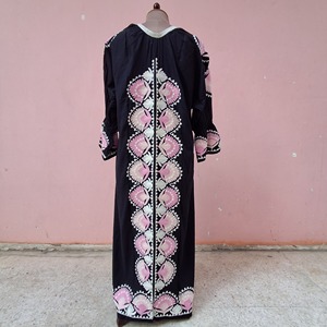 เดรสยาวลำลองทรงหลวม คอวี แขนยาว ลายปักดอกไม้แบบซูซานี ผ้าฝ้ายทอ 100% เป็นมิตรกับสิ่งแวดล้อม ขายดีประจำปี 2026 - Product Image 1
