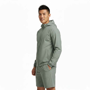 Ensemble sweat à capuche et short avec poignets côtelés et cordons de serrage à embouts métalliques, accents de finition en métal de qualité supérieure, détails de construction robustes - Product Image 3