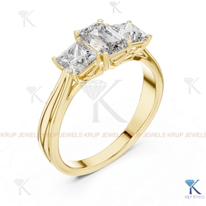 Bague à trois pierres en diamant de laboratoire CVD HPHT, émeraude et taille princesse, or jaune massif - Product Image 2