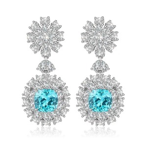 Boucles d'oreilles délicates en argent 925 avec diamant bleu taille coussin central, bijoux de mariage, diamant de laboratoire - Product Image 2