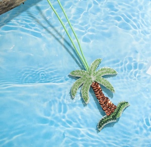 Llaveros de fiesta vintage hechos a mano con diamantes de imitación, con diseño de árbol de coco y letras del alfabeto multicolor, y dijes de pulsera con inicial. - Product Image 1