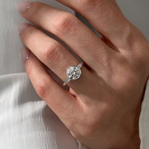 Élégante bague de fiançailles à trois pierres avec diamant rond de laboratoire de 2 carats E VVS2 et pierres latérales baguette serties clos en clos, en or 14k/18k - Product Image 5