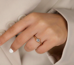 Bague solitaire de fiançailles en or jaune 14 carats avec diamant rond de laboratoire de 1 carat, taille serti clos, VVS2, certifié IGI, vente en gros - Product Image 6