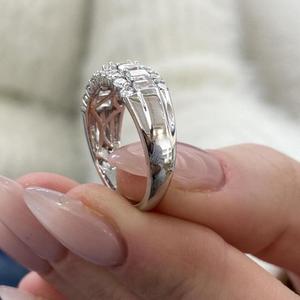 Anillo de eternidad con esmeraldas y diamantes de corte redondo, con doble halo, de oro macizo, anillo de boda, anillo de aniversario, regalo de lujo para ella - Product Image 4